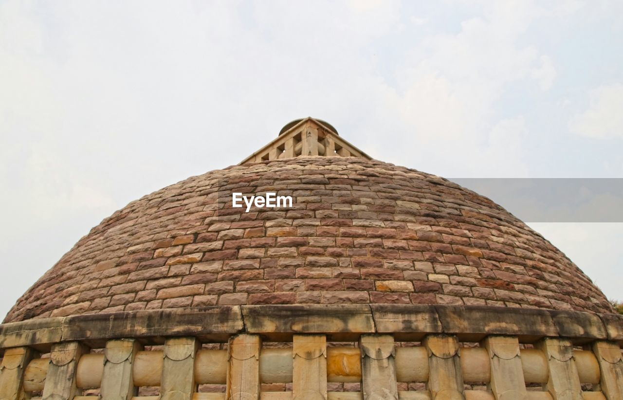 LOW ANGLE VIEW OF HISTORICAL BUILDING AGAINST SKY