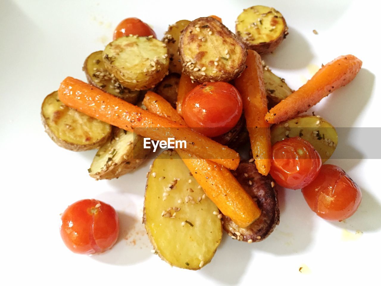 CLOSE-UP OF TOMATOES