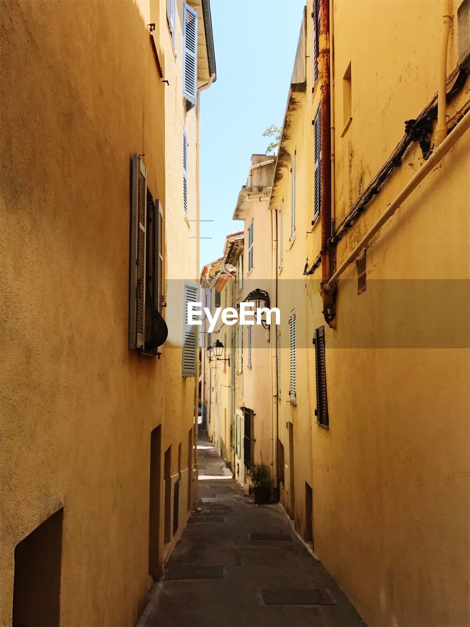 Narrow alley amidst buildings in city