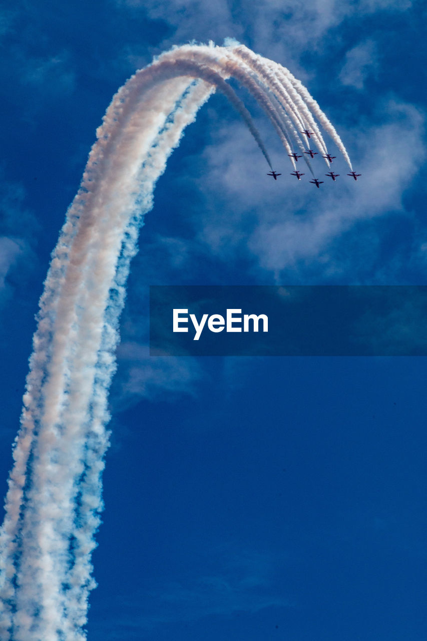 LOW ANGLE VIEW OF AIRPLANE FLYING AGAINST CLOUDY SKY