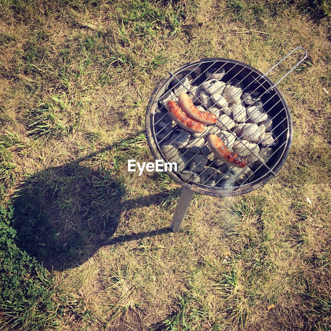 HIGH ANGLE VIEW OF BARBECUE GRILL