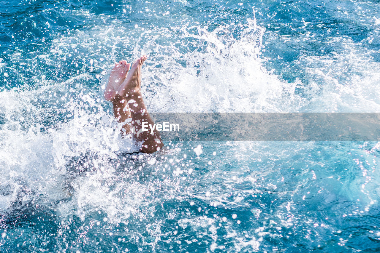 VIEW OF MAN SWIMMING IN POOL