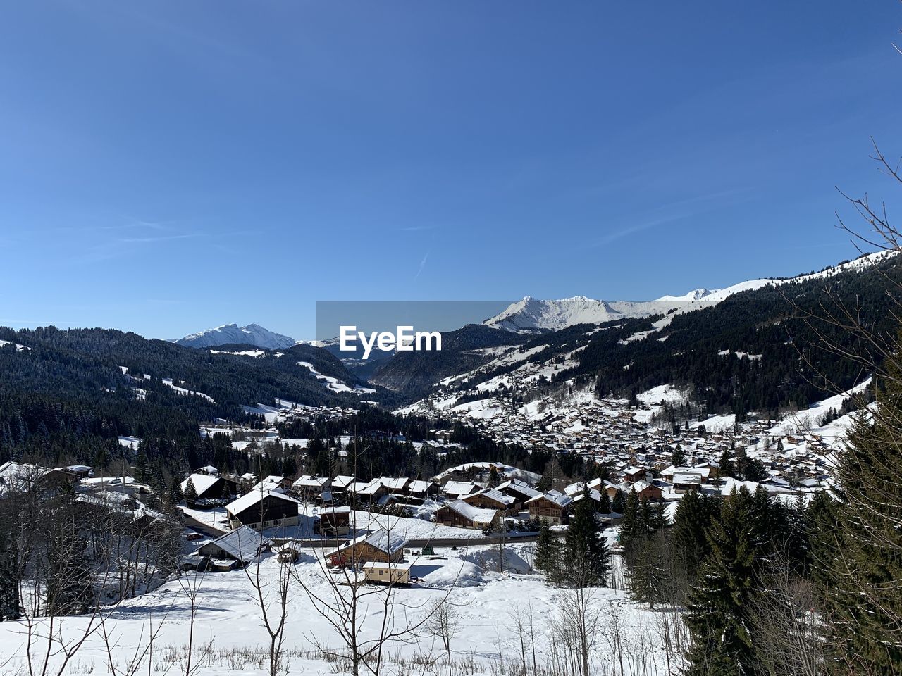 SCENIC VIEW OF SNOW COVERED MOUNTAINS AGAINST SKY