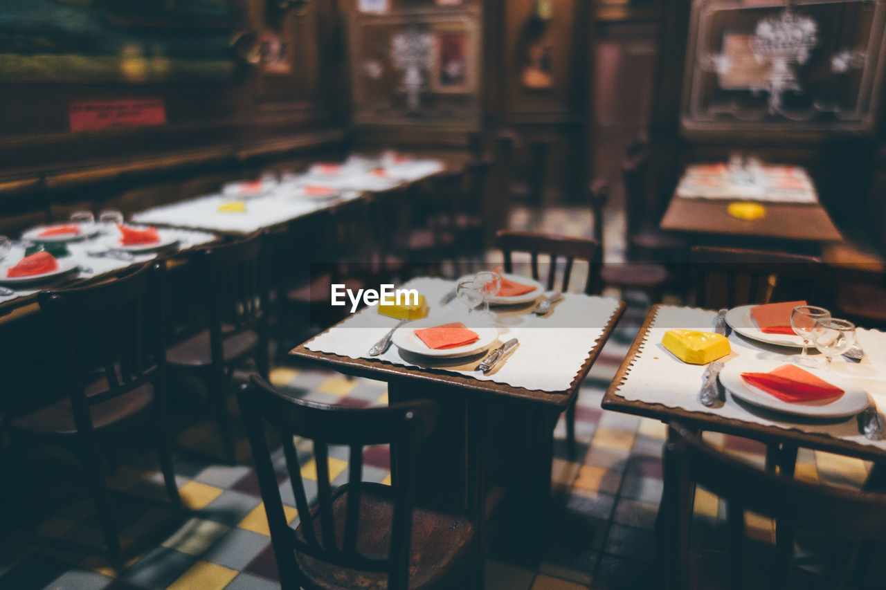 TABLE AND CHAIRS AND TABLES IN RESTAURANT