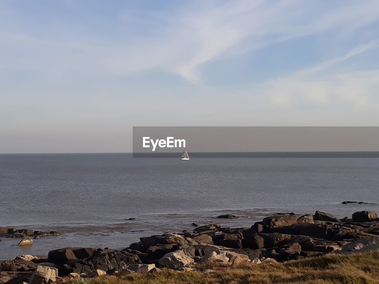 SCENIC VIEW OF SEA AGAINST SKY AT SUNRISE