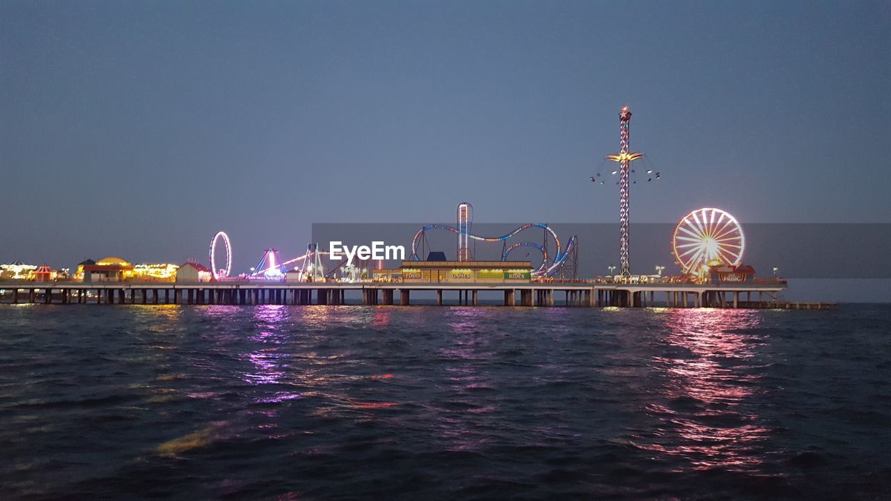 ILLUMINATED FERRIS WHEEL AT NIGHT