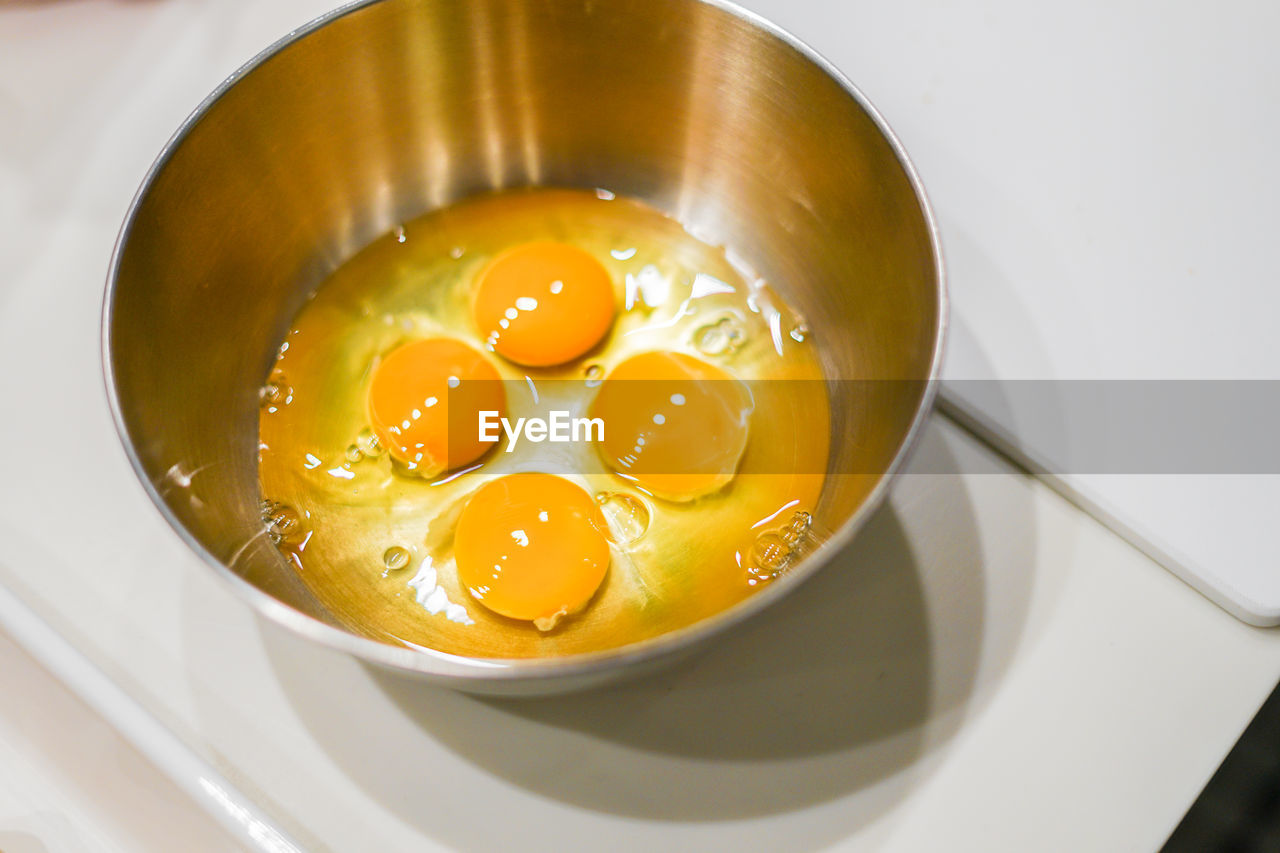 HIGH ANGLE VIEW OF BREAKFAST IN BOWL ON TABLE