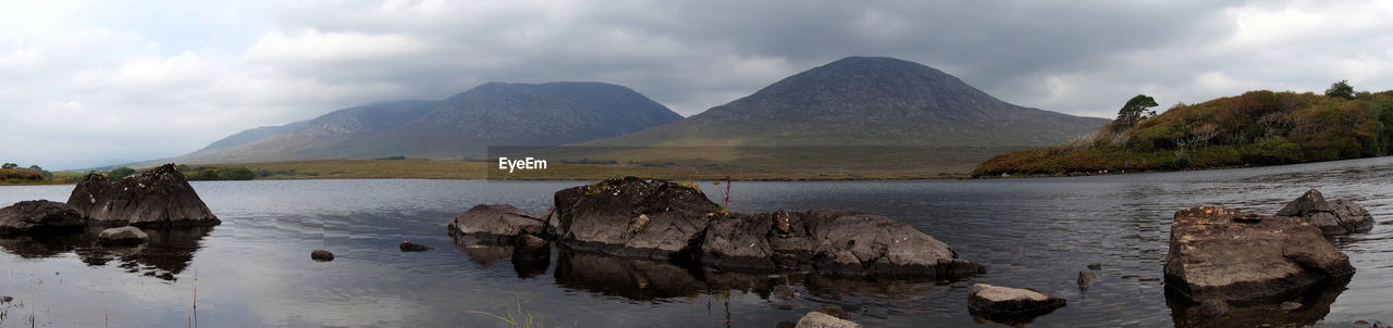 Panoramic view of lake and mountains against sky