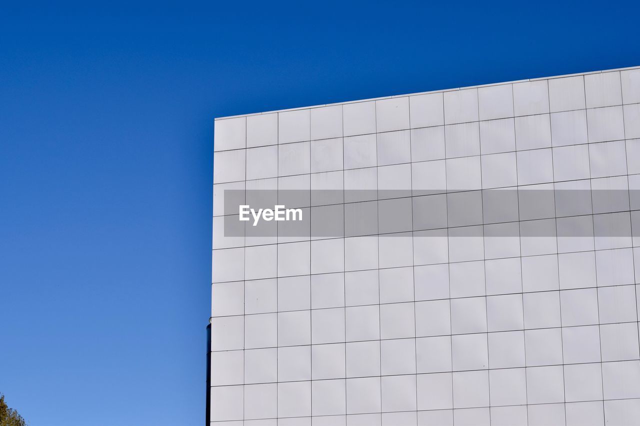 MODERN OFFICE BUILDING AGAINST BLUE SKY