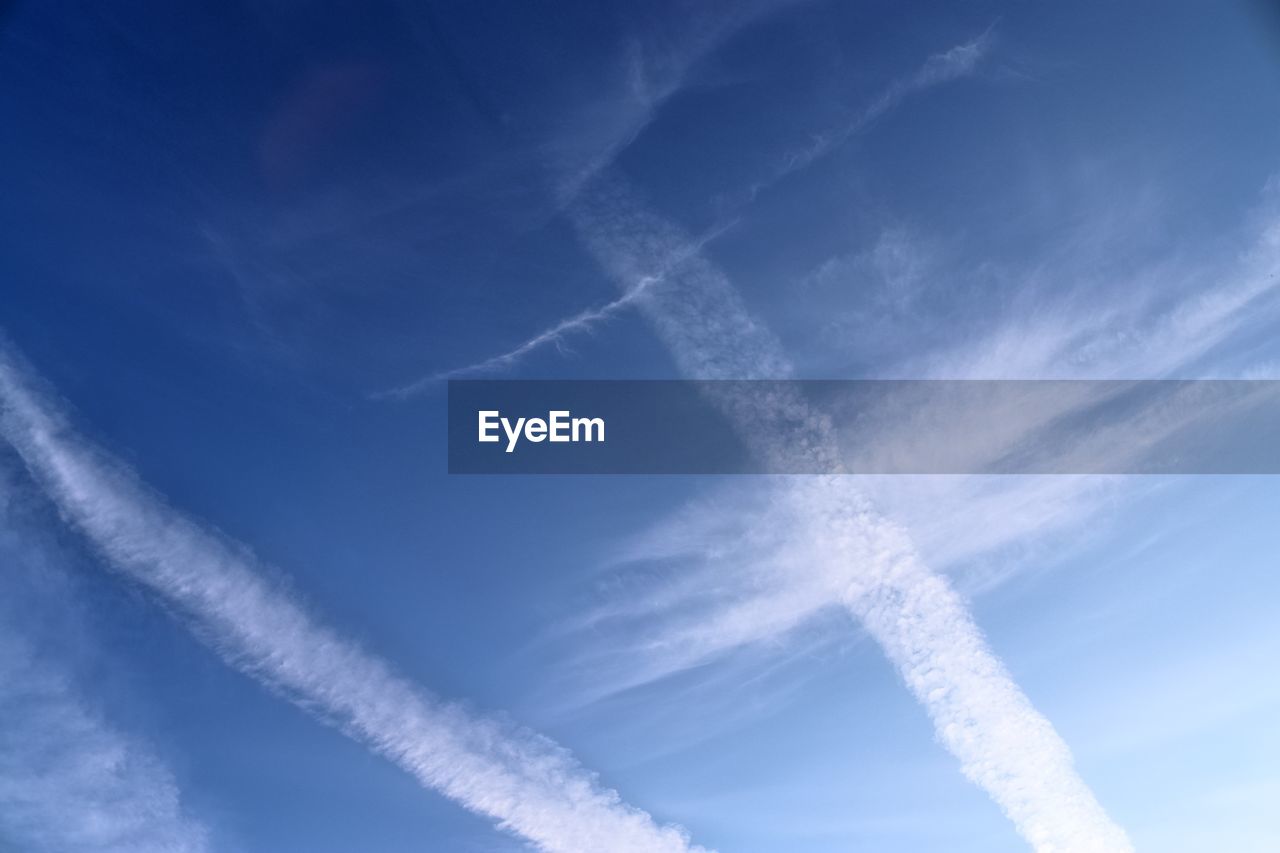 LOW ANGLE VIEW OF VAPOR TRAIL AGAINST SKY