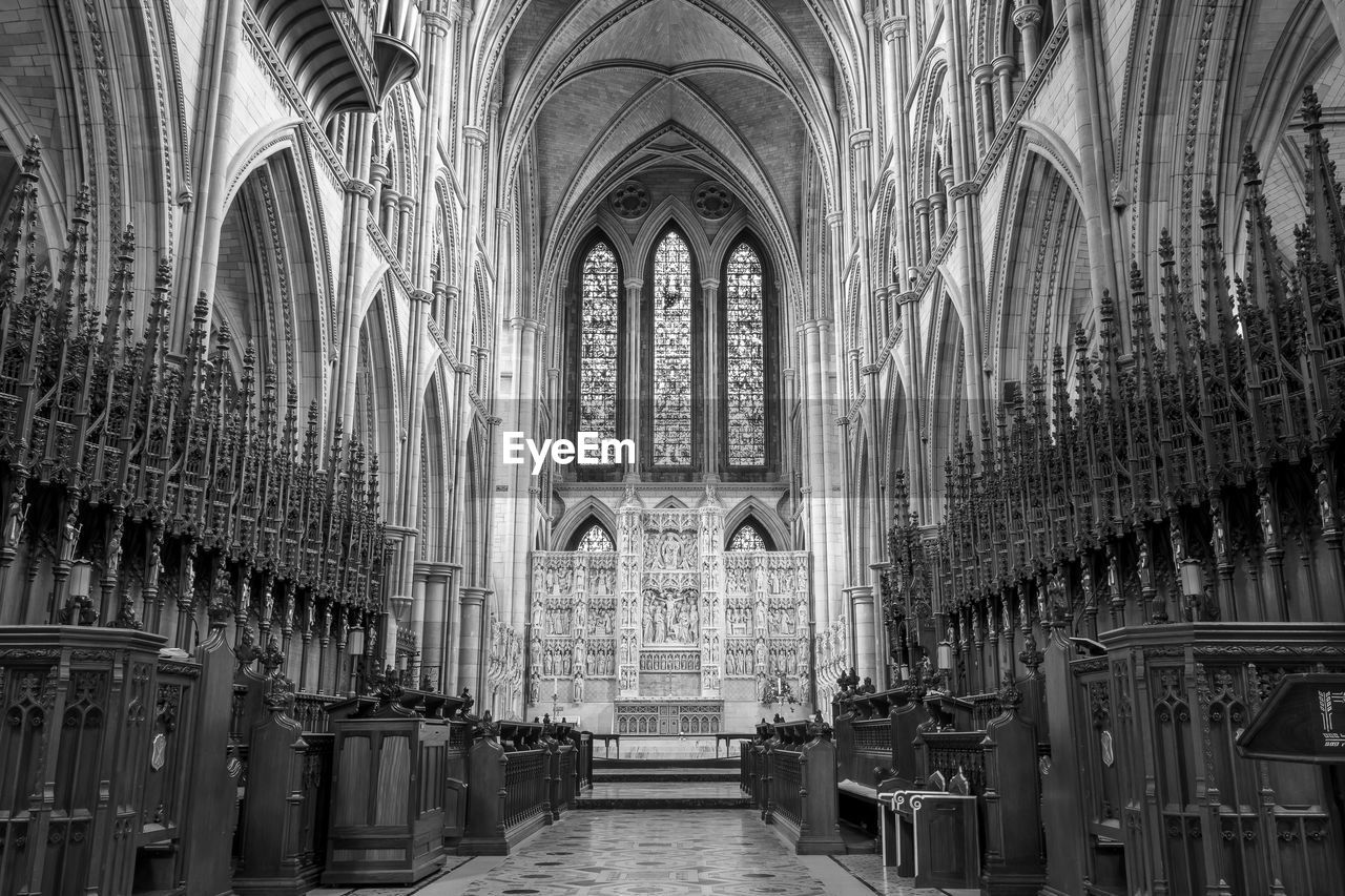 Black and white photo of the inside of truro cathedral in cornwall
