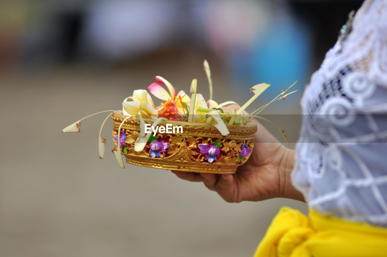 Close-up of hand holding the offering in hindus ceremony