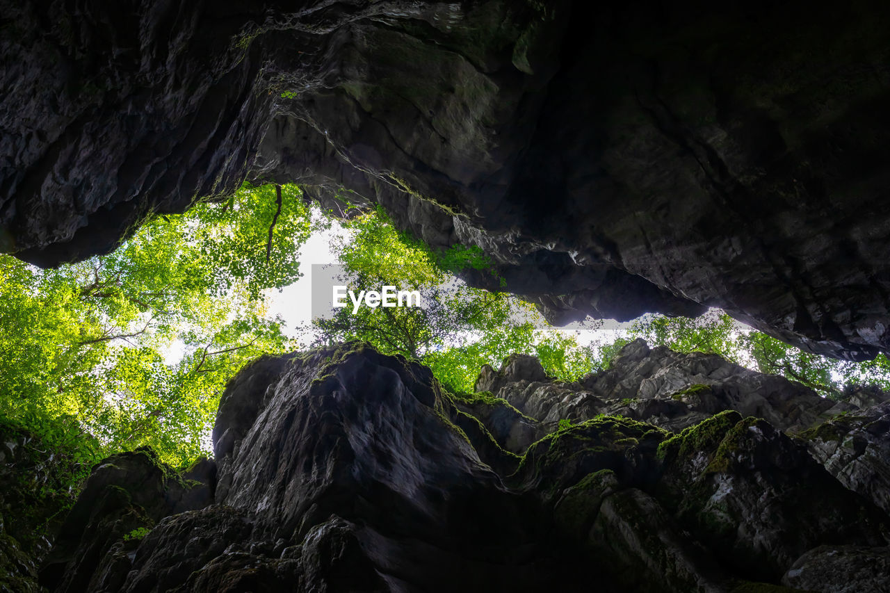 LOW ANGLE VIEW OF ROCKS IN CAVE