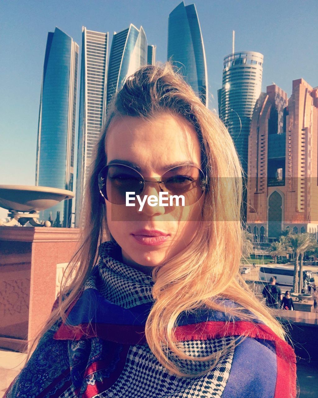 Portrait of beautiful woman wearing sunglasses in city