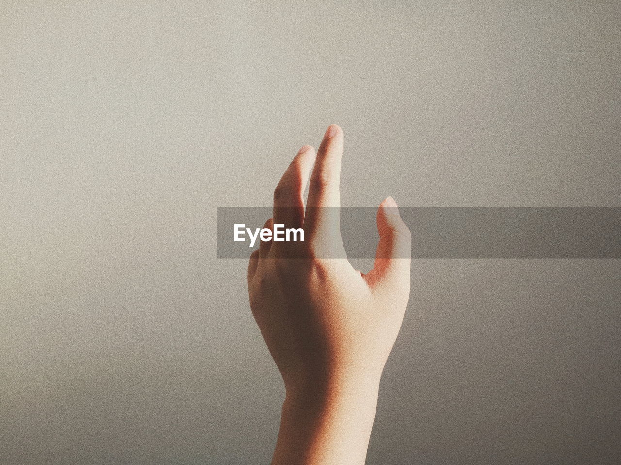 CLOSE-UP OF HAND AGAINST WHITE BACKGROUND