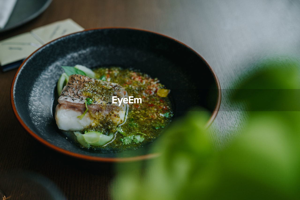 HIGH ANGLE VIEW OF RICE IN BOWL