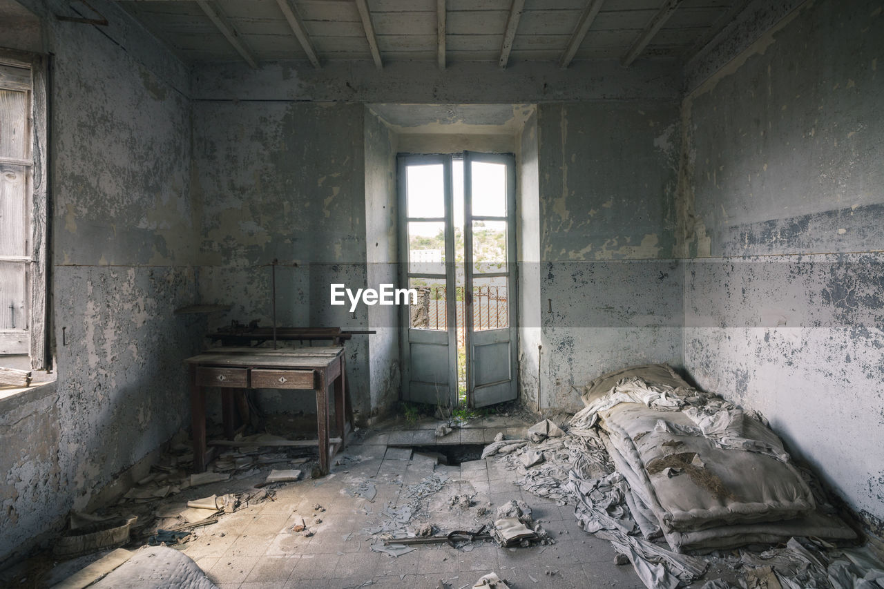 ABANDONED BUILDING INTERIOR