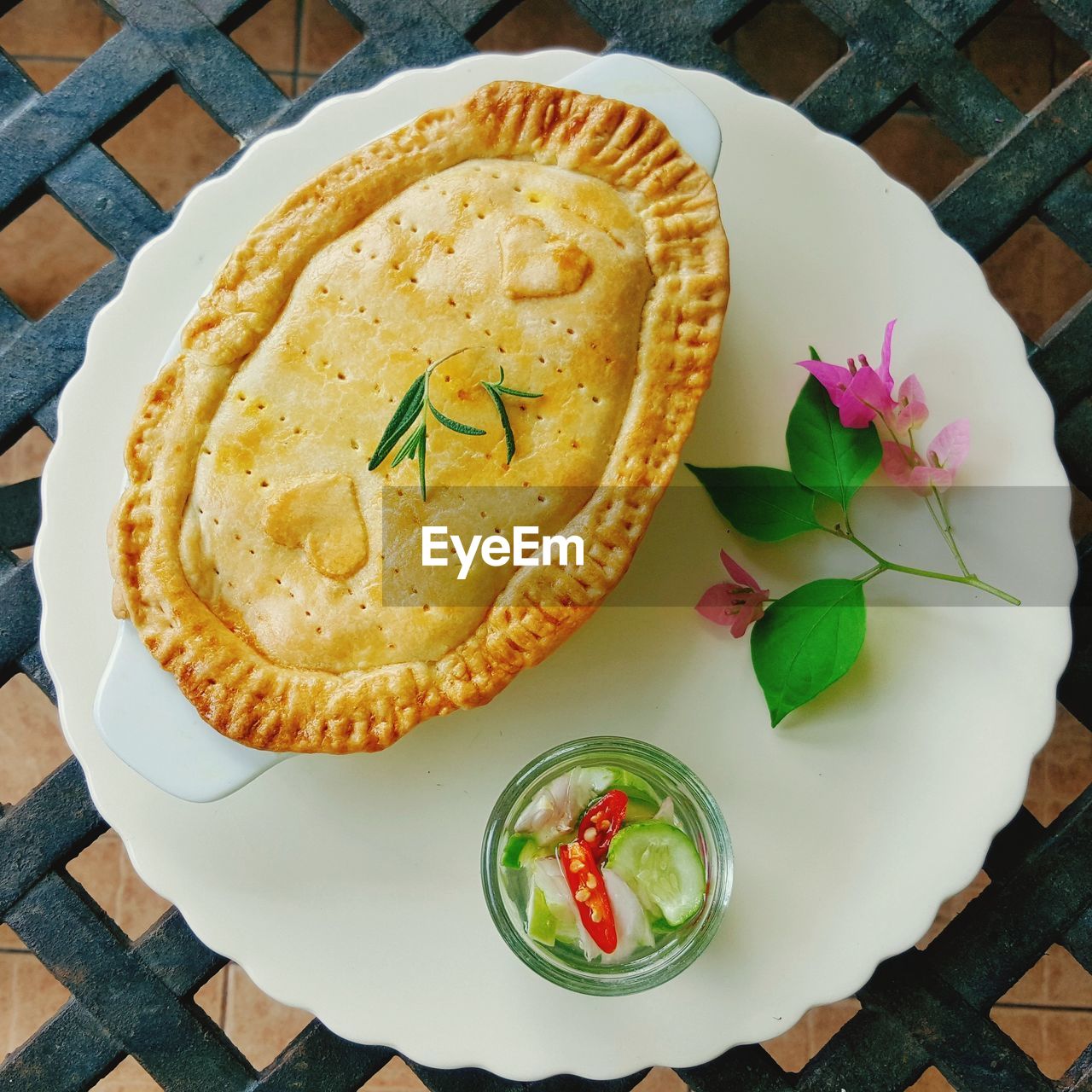 HIGH ANGLE VIEW OF FOOD IN PLATE