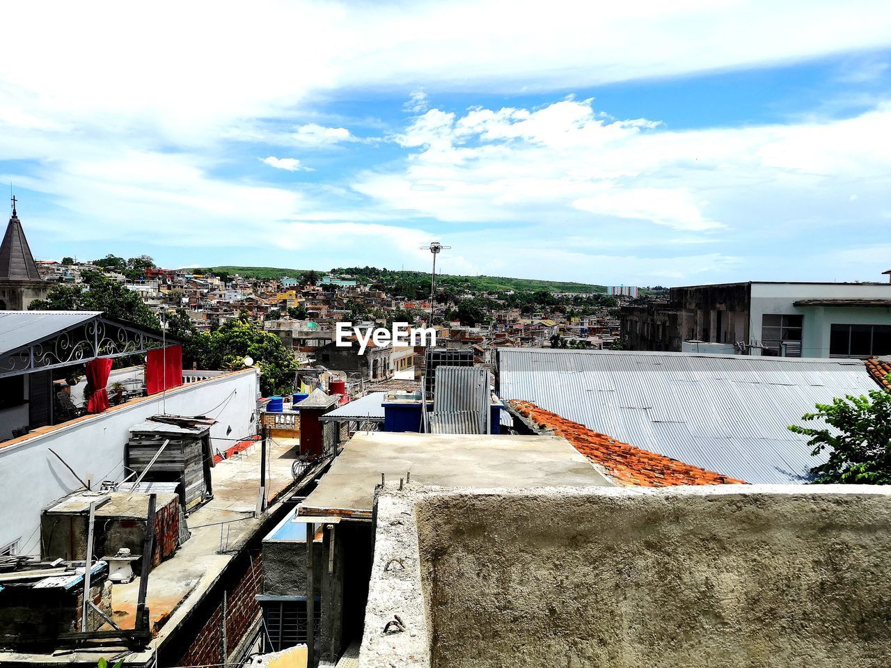 HIGH ANGLE VIEW OF BUILDINGS IN CITY AGAINST SKY