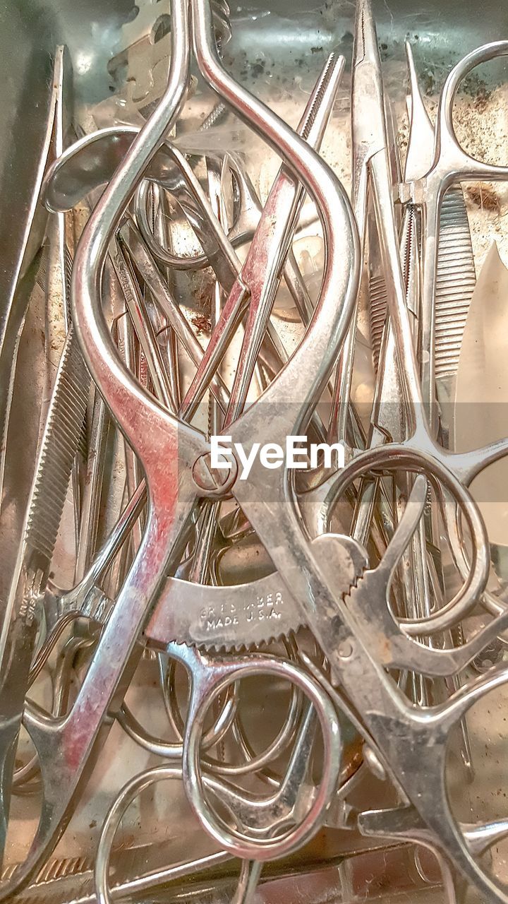 HIGH ANGLE VIEW OF BICYCLES ON TABLE AT RACK