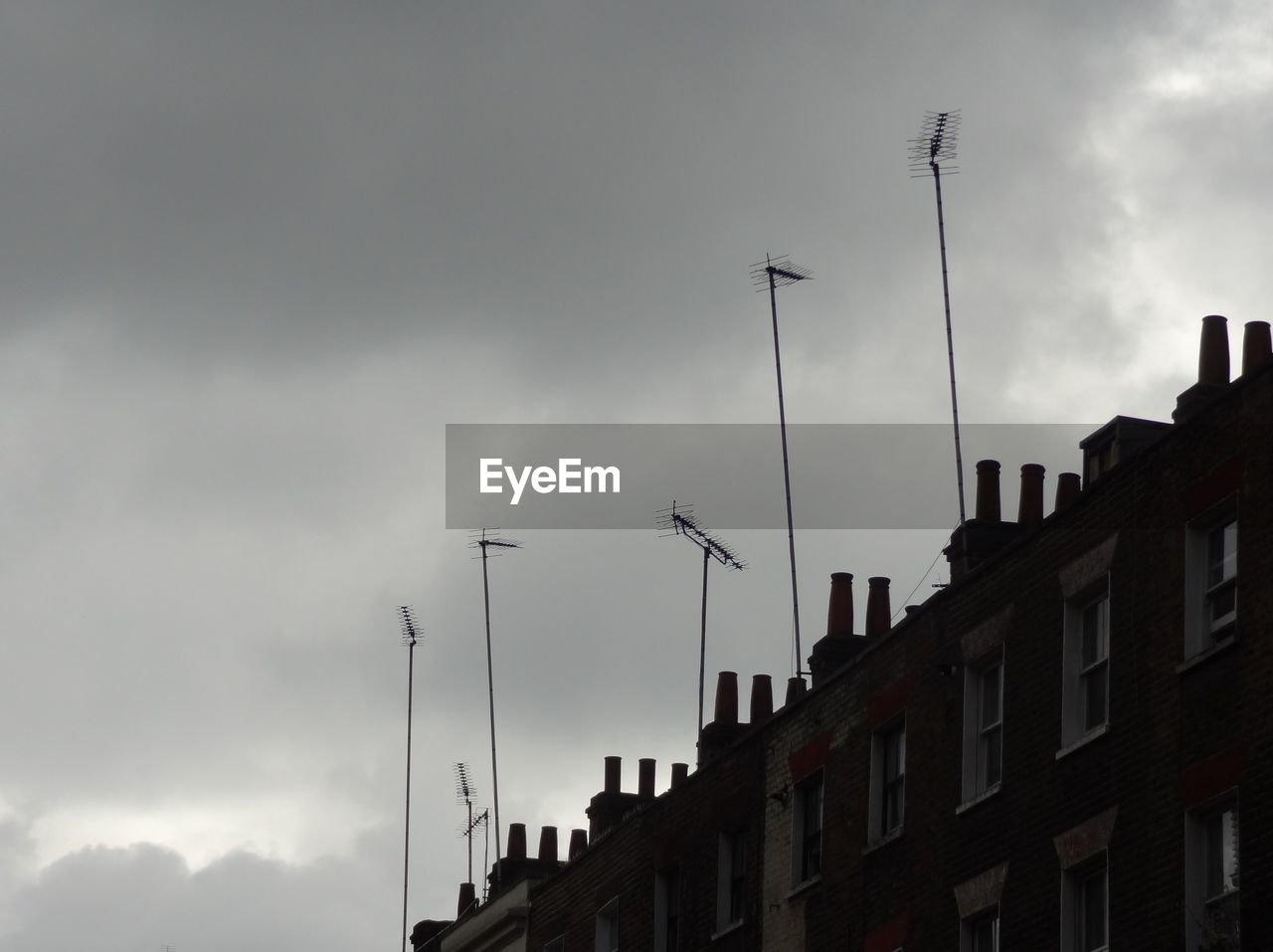 LOW ANGLE VIEW OF BUILDINGS AGAINST SKY