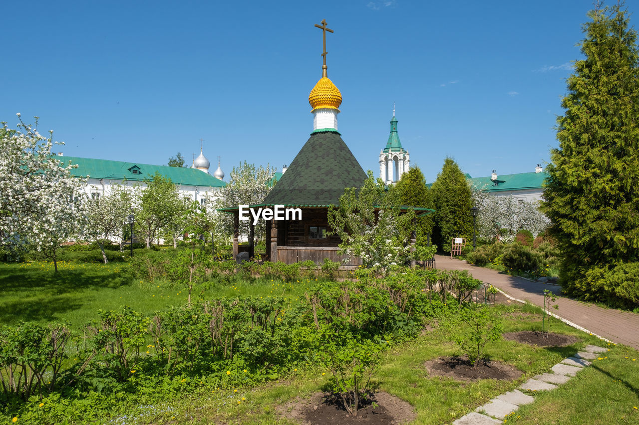 Flowering trees in the spaso-yakovlevsky monastery in the city of rostov.