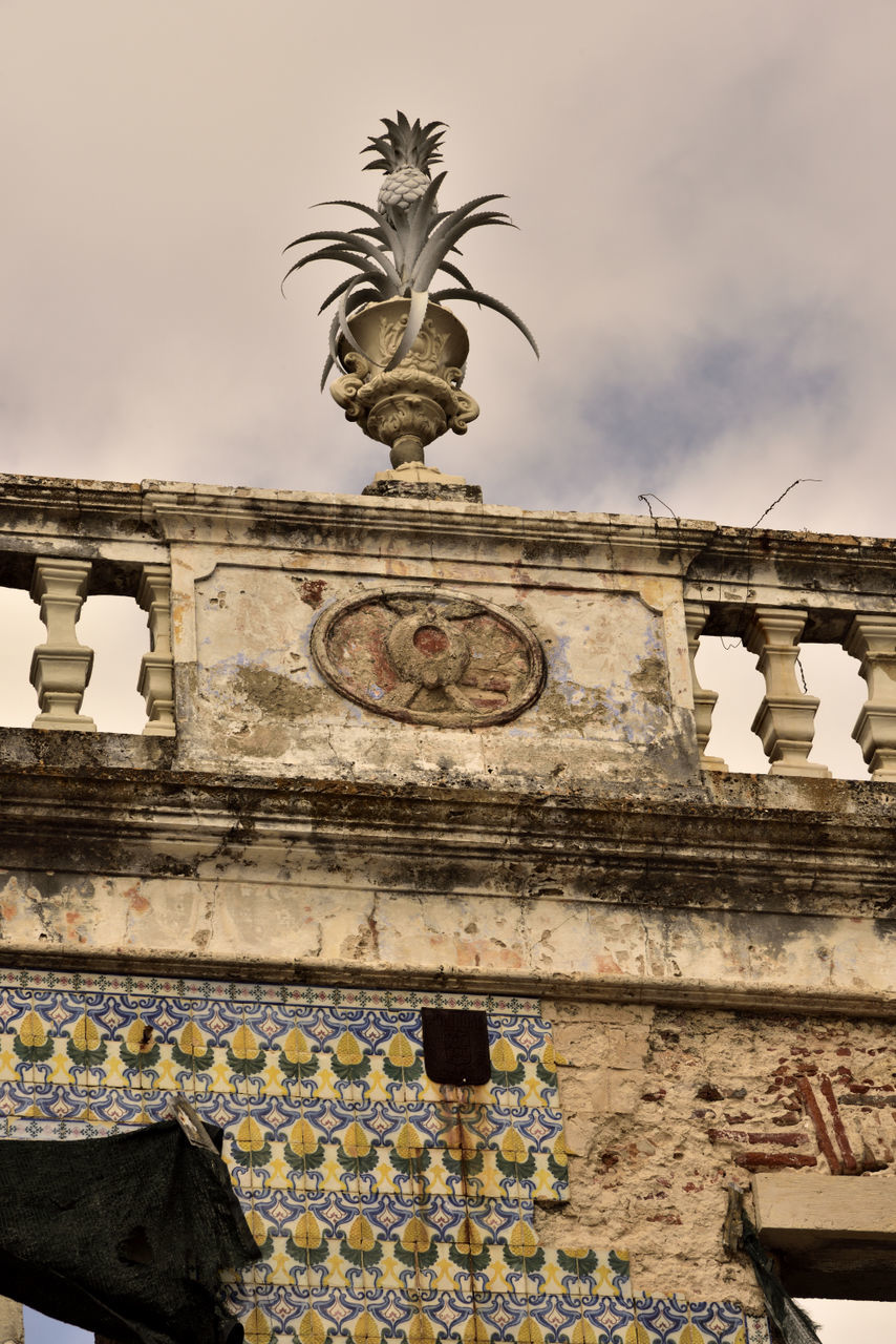 CLOSE-UP LOW ANGLE VIEW OF BUILT STRUCTURE AGAINST SKY