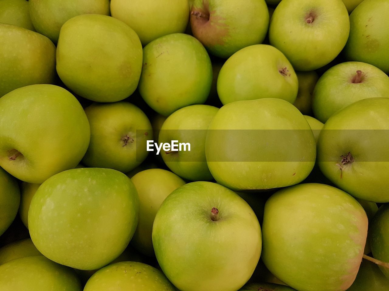 FULL FRAME SHOT OF GREEN FRUITS