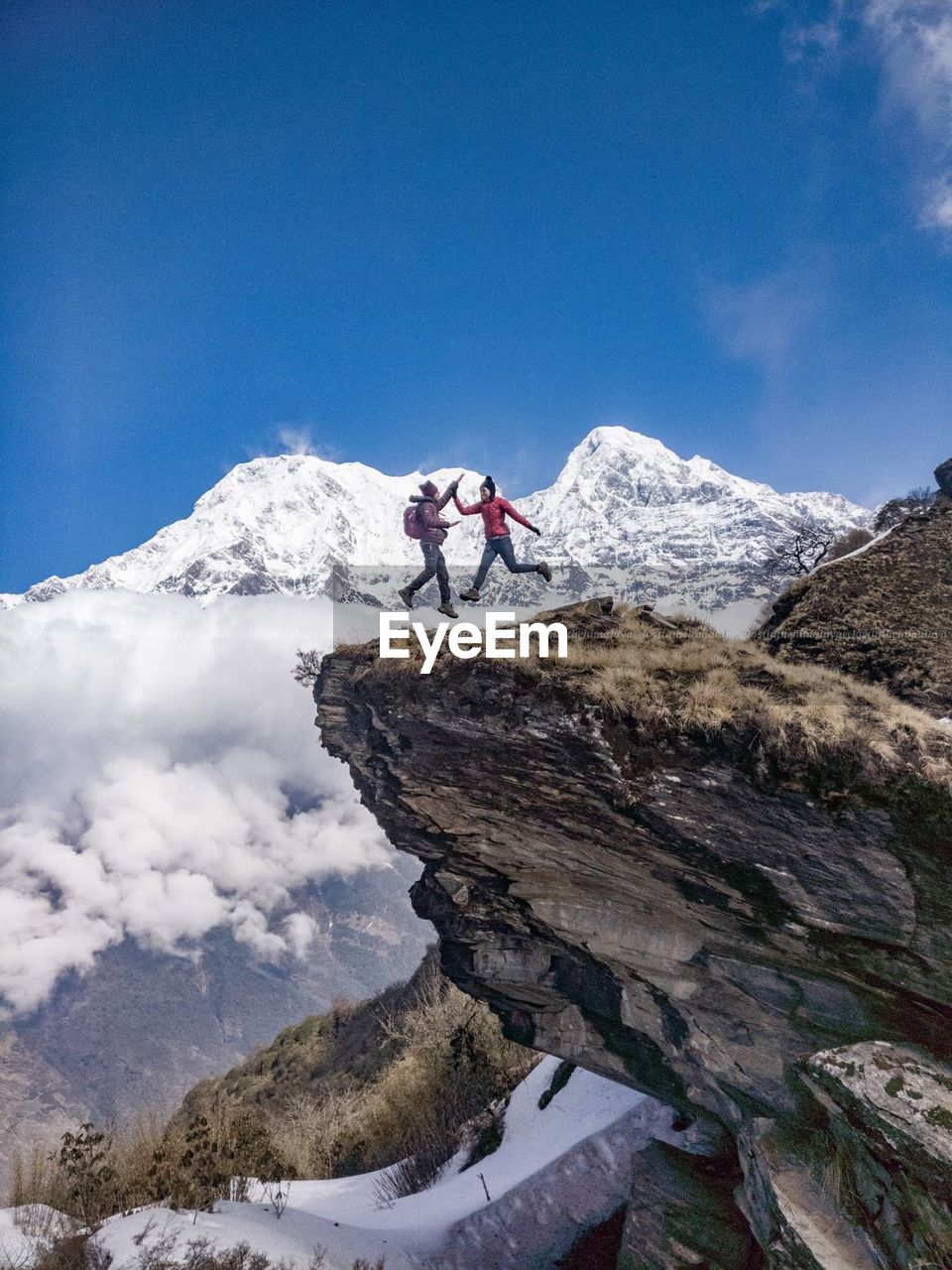 PANORAMIC VIEW OF SNOWCAPPED MOUNTAINS AGAINST SKY