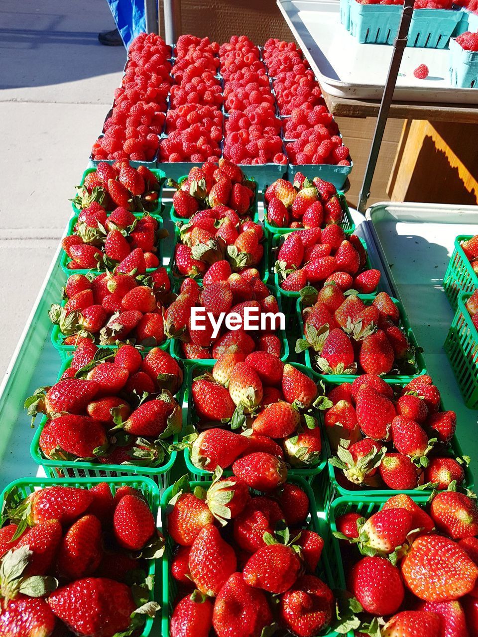 CLOSE-UP OF FRUITS FOR SALE AT MARKET