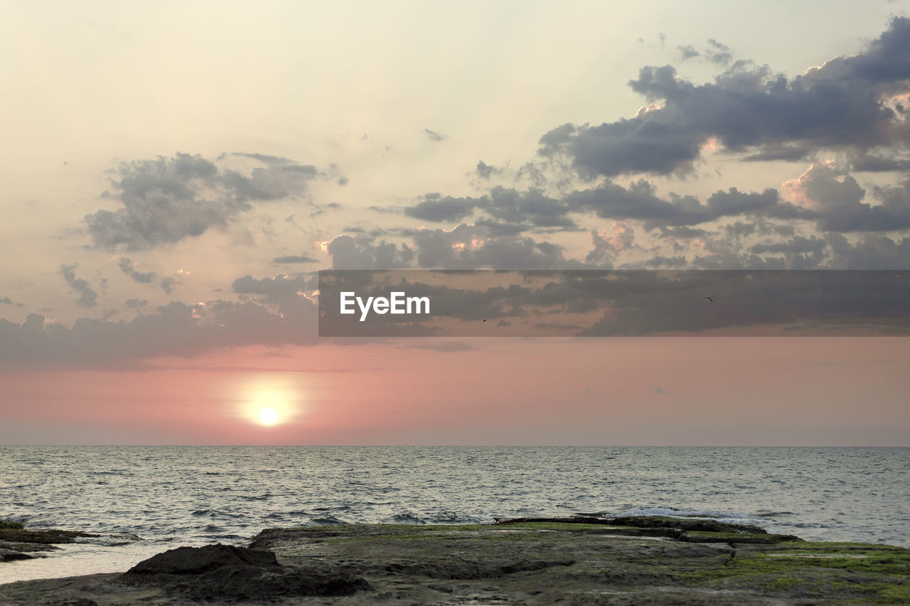 SCENIC VIEW OF SEA AGAINST SUNSET SKY