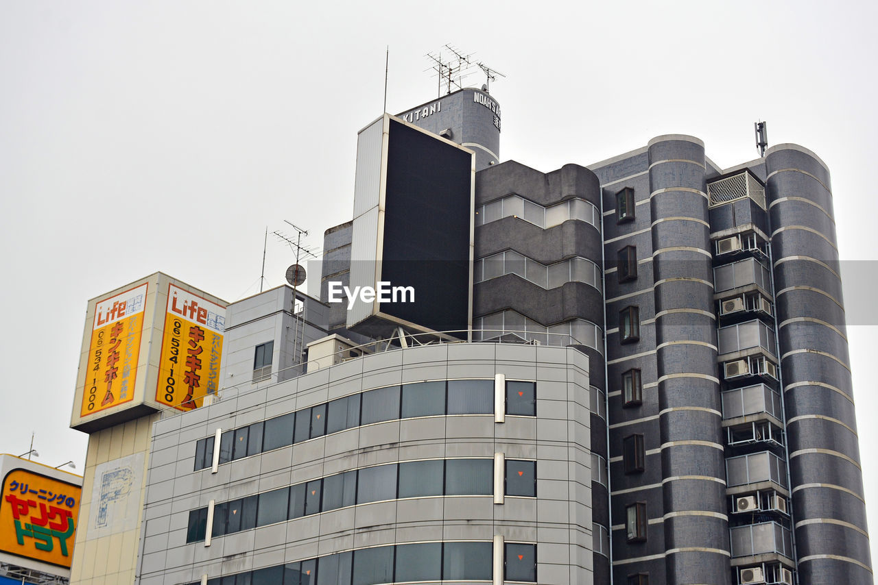 LOW ANGLE VIEW OF MODERN BUILDINGS AGAINST SKY