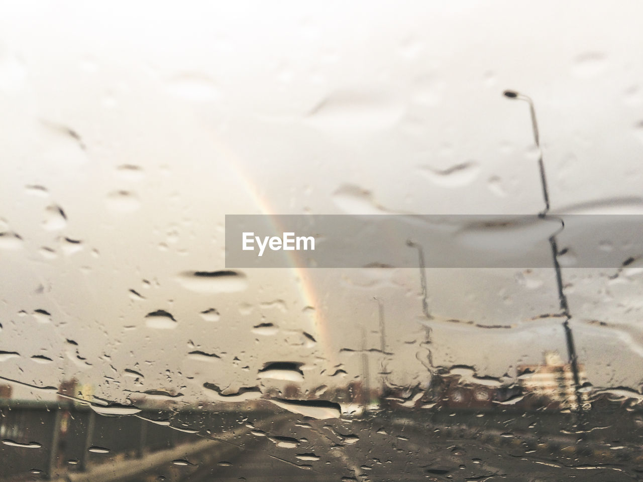 CLOSE-UP OF WATER DROPS ON GLASS