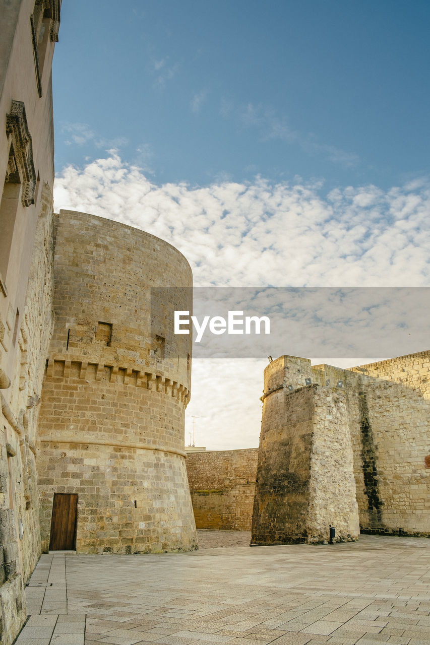 VIEW OF HISTORIC FORT AGAINST SKY