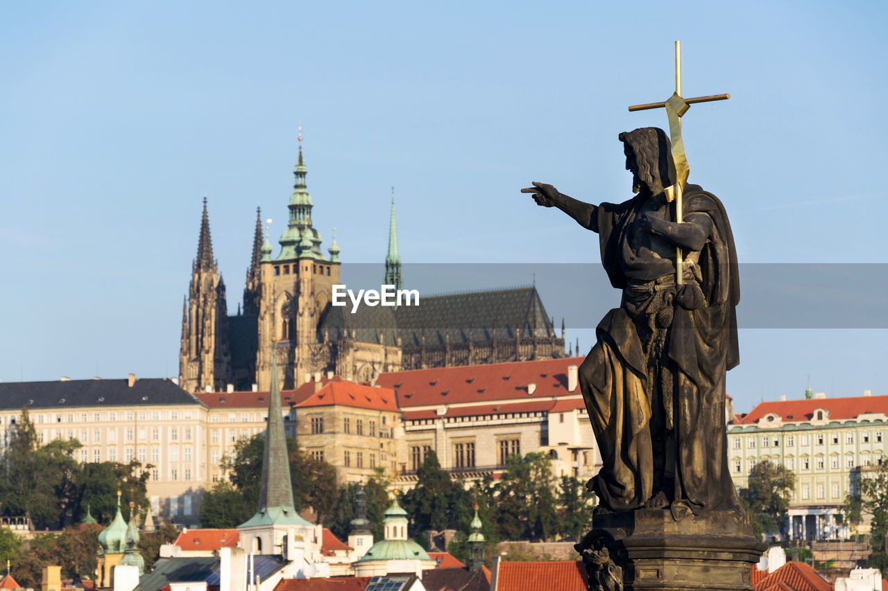 VIEW OF STATUE OF BUILDING