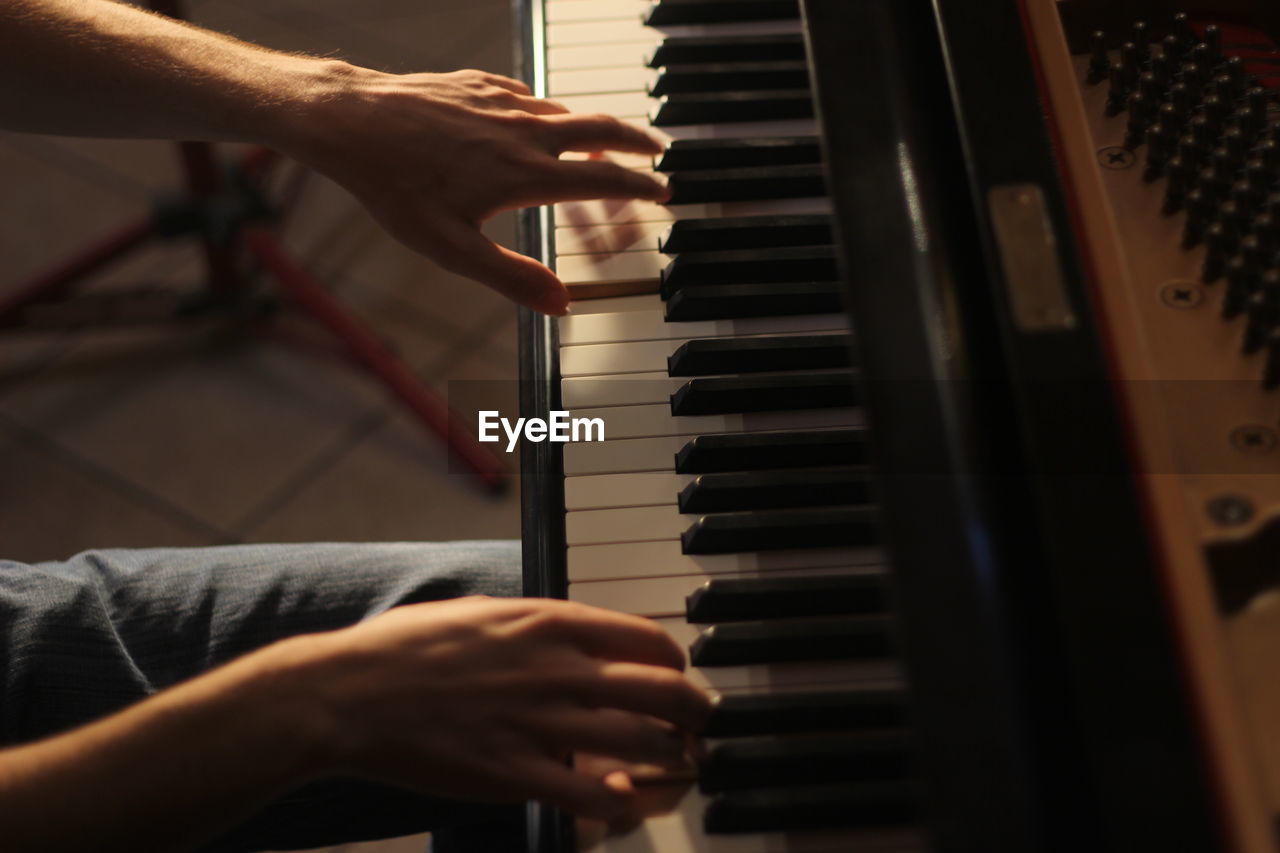 CLOSE-UP OF HAND PLAYING PIANO
