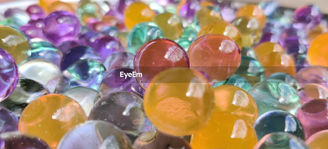 FULL FRAME SHOT OF MULTI COLORED COLORFUL CANDIES