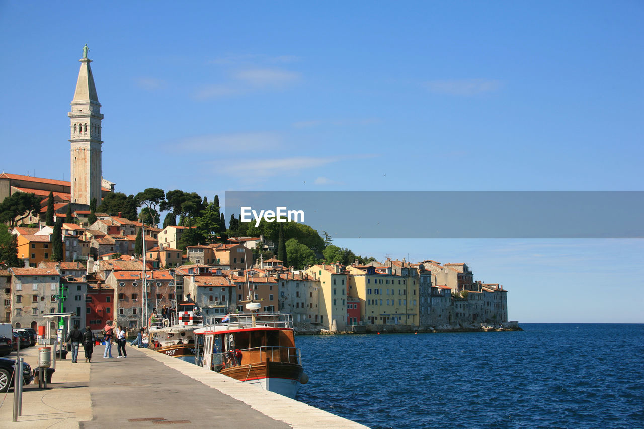 PANORAMIC VIEW OF SEA AND BUILDINGS IN CITY