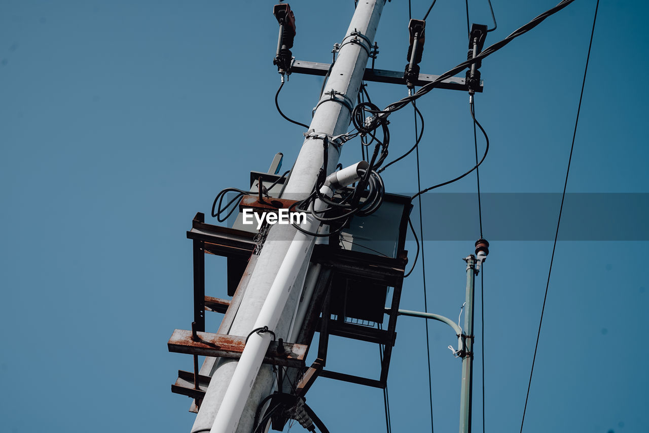 electricity, cable, sky, technology, blue, low angle view, power generation, clear sky, electrical supply, mast, power supply, electricity pylon, overhead power line, nature, power line, day, no people, communication, lighting, outdoors, public utility