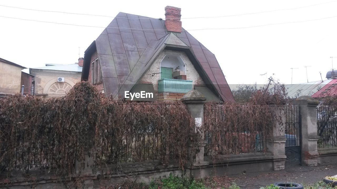 EXTERIOR OF ABANDONED BUILDING AGAINST SKY