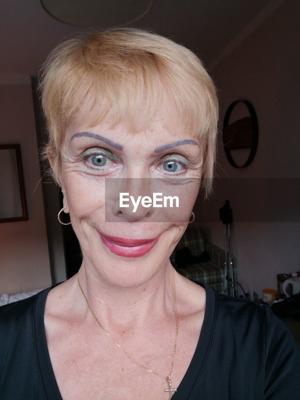 CLOSE-UP PORTRAIT OF SMILING WOMAN WITH EYEGLASSES