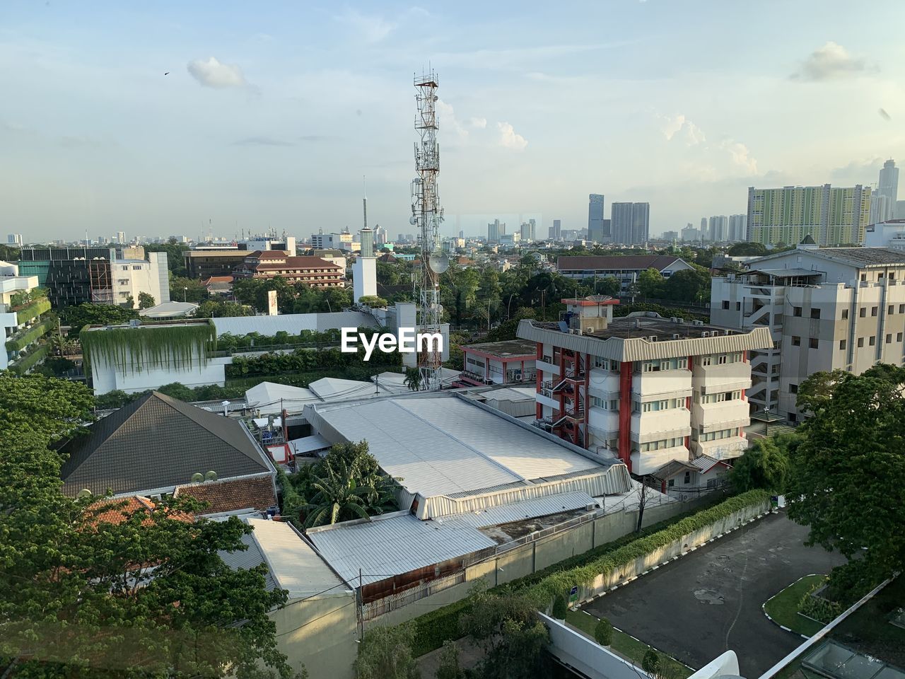 HIGH ANGLE VIEW OF BUILDINGS IN CITY