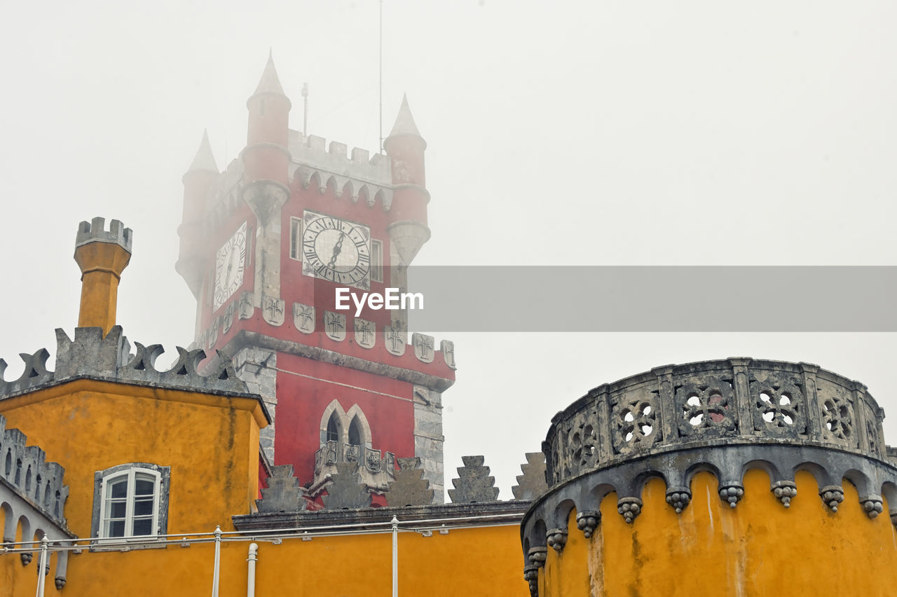 LOW ANGLE VIEW OF CLOCK TOWER AGAINST SKY