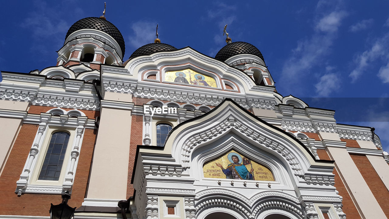 LOW ANGLE VIEW OF ORNATE BUILDING AGAINST SKY