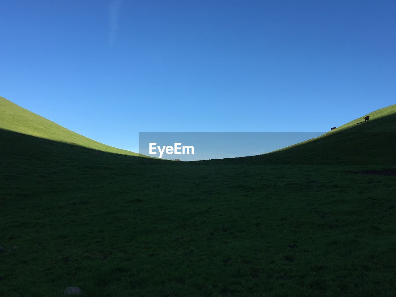 SCENIC VIEW OF MOUNTAIN AGAINST CLEAR BLUE SKY