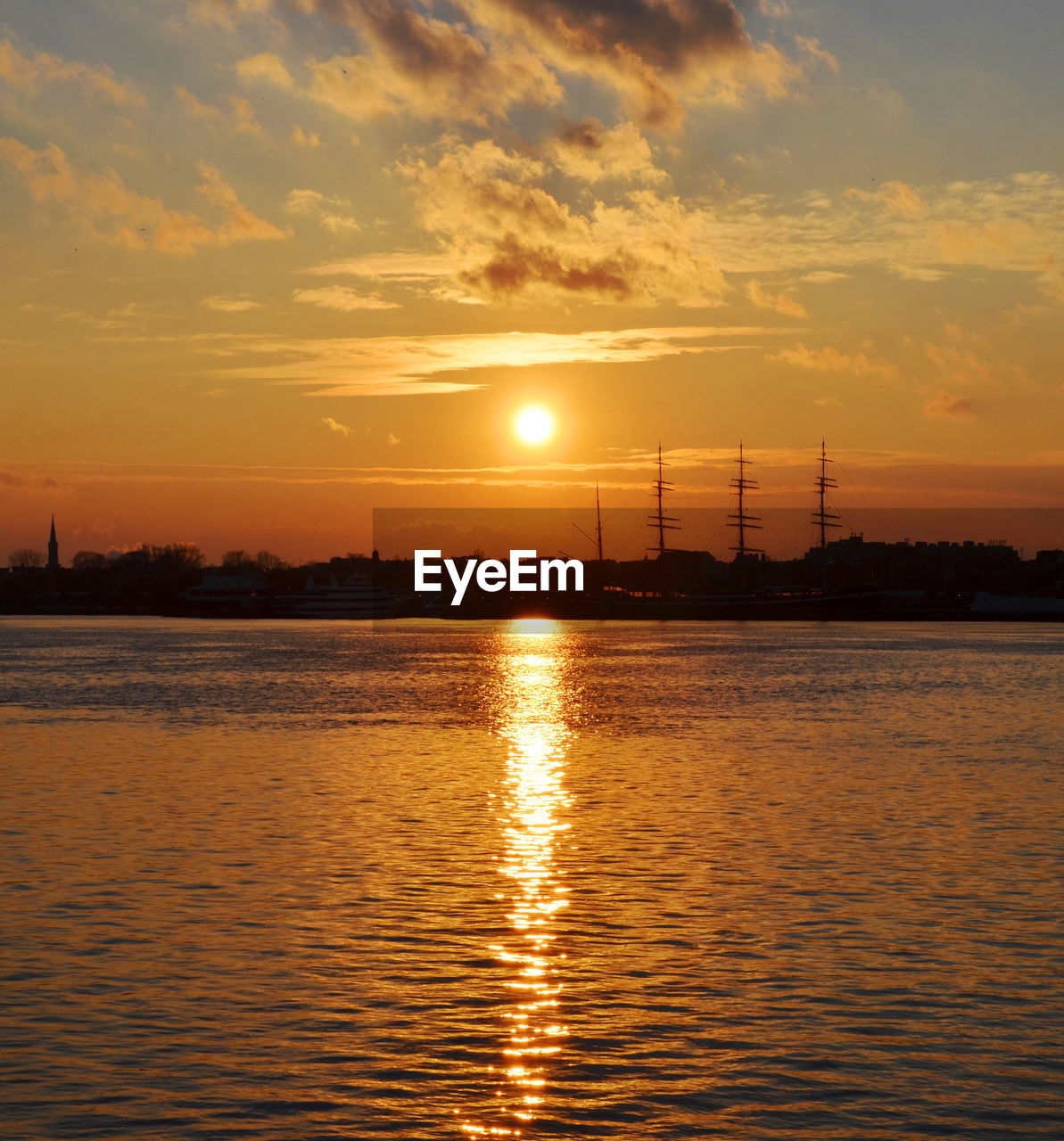 SCENIC VIEW OF SEA AGAINST SKY AT SUNSET