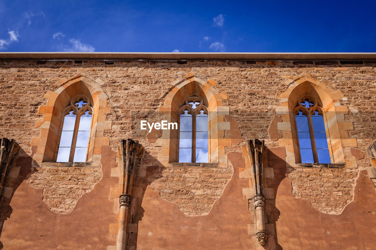 LOW ANGLE VIEW OF HISTORICAL BUILDING AGAINST SKY