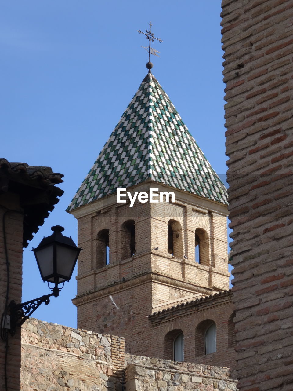 LOW ANGLE VIEW OF BUILT STRUCTURE AGAINST CLEAR SKY