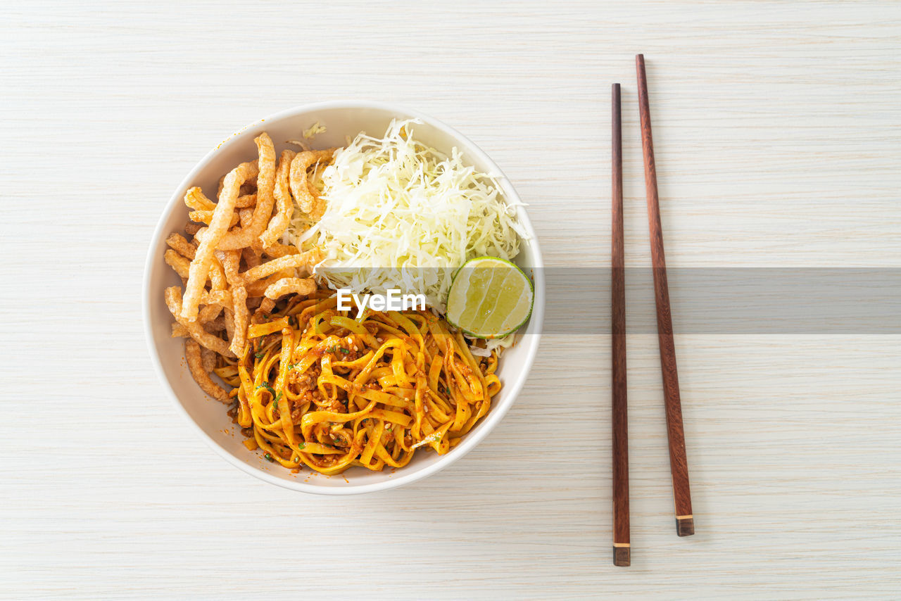 HIGH ANGLE VIEW OF SPICES IN BOWL ON TABLE