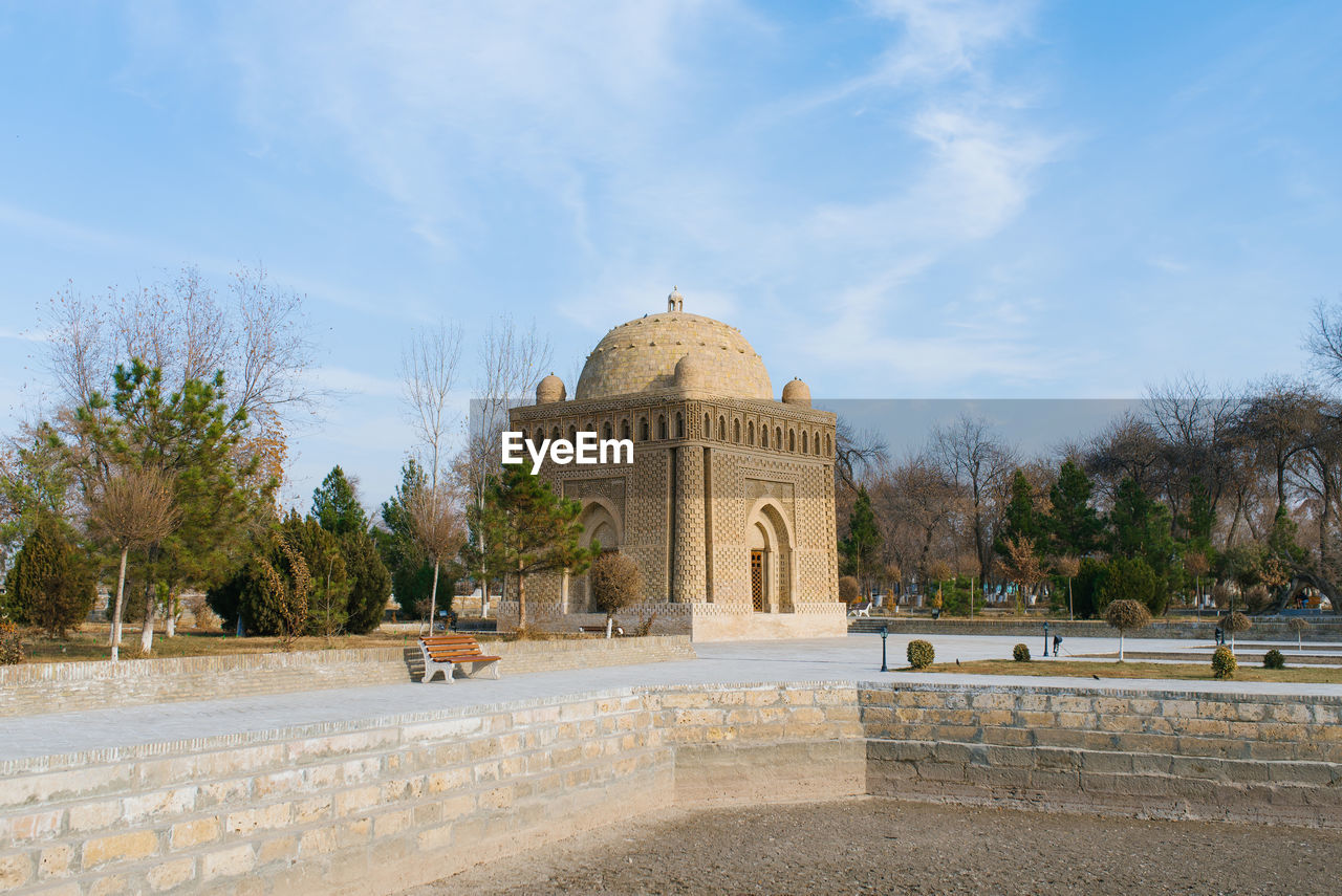 Bukhara, uzbekistan. december 2021. mausoleum of the samanids on a sunny day in winter